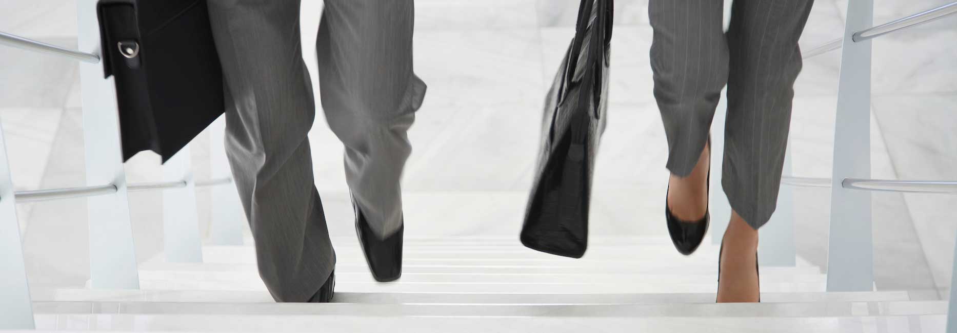 Treilkond-vaikeste-sammudega-liikuma