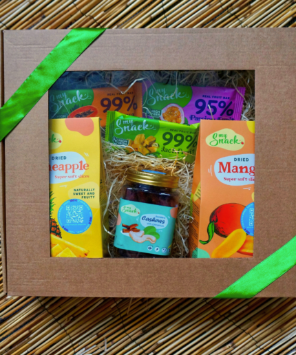 MySnack-lahjarasiassa hedelmäpatukoita, cashewpähkinöitä, pehmeää kuivattua ananasta ja mandoa